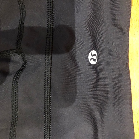 Lululemon crop leggings size 2 - Picture 3 of 3